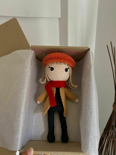 Taylor Swift versión Red - Amigurumi, Crochet, Muñeca