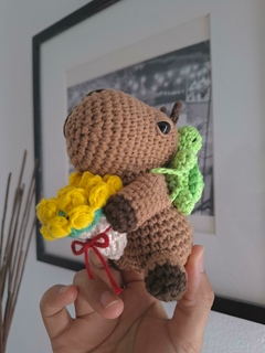 Carpincho Horacio con ramo de tulipanes - comprar online