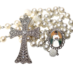 Terço Noiva Prata Carlo Actis Casamento Relicario em Perolas 12mm Homenagem - comprar online
