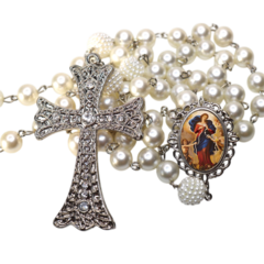 Terço Noiva Prata Nossa Senhora Desatadora Nos Casamento Relicario em Perolas 12mm Homenagem - comprar online