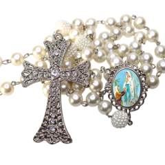 Terço Noiva Prata Nossa Senhora de Lourdes Casamento Relicario em Perolas 12mm Homenagem - comprar online