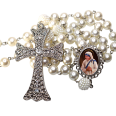 Terço Noiva Prata Santa Teresa de Calcutá Casamento Relicario em Perolas 12mm Homenagem - comprar online