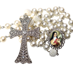 Terço Noiva Prata Santa Teresinha Casamento Relicario em Perolas 12mm Homenagem - comprar online