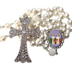 Terço Noiva Prata São Cosme e Damião Casamento Relicario em Perolas 12mm Homenagem - comprar online