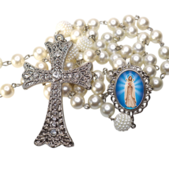 Terço Noiva Prata Nossa Senhora Mistica Casamento Relicario em Perolas 12mm Homenagem - comprar online