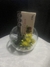 Chocolates en pecera con flores amarillas.