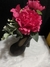 Flor roja en zapatilla.