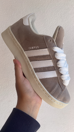 Tênis Adidas campus beje na internet