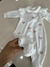 Macacão Bebê Feminino Branco com Corações – Detalhes em Babado e Gola Bordada - comprar online