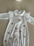 Macacão Bebê Feminino Branco com Corações – Detalhes em Babado e Gola Bordada