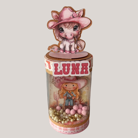 Kit festa cowgirl da linha clássica luxo com nome da criança. Detalhes em dourado e com efeito shaker.
