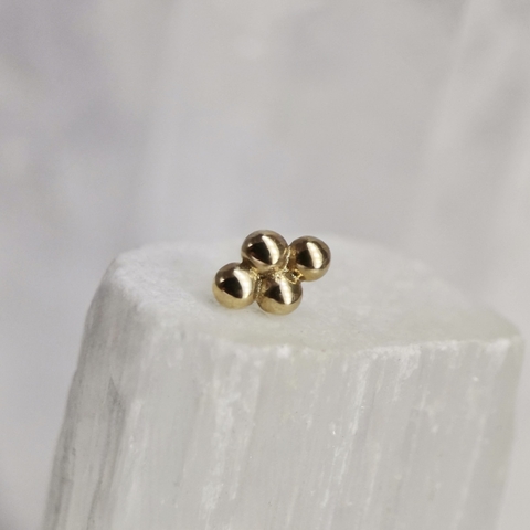 Clúster 4 bolitas curvo oro 14k