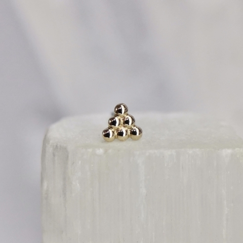 Triángulo con 6 bolitas oro 14k