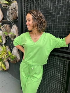 Conjunto com blusa gola V
