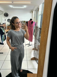 Conjunto com friso na calça