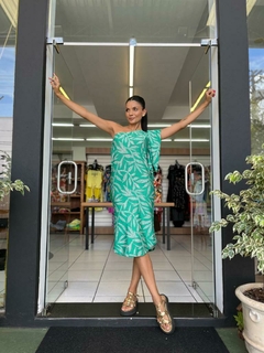 Vestido um ombro só na internet