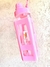 Botella rectangular con stickers en internet
