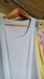 REMERA SIN MANGAS CON VOLADO