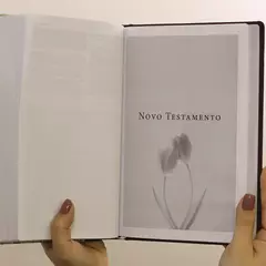 Biblia da Mulher de Fe | NVI | Letra Grande | Capa Dura | Tecido Vinho Aquarela - comprar online