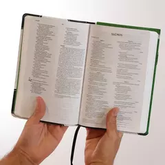 Biblia Sagrada Slim Futebol | NVI | Capa Luxo Couro Soft Preto e Branco - Livraria Página Virada