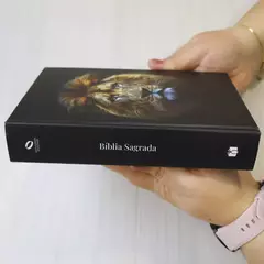 Biblia Sagrada Leao | NAA | Letra Normal | Capa Dura - Livraria Página Virada