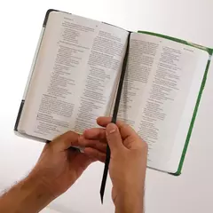 Biblia Sagrada Slim Futebol | NVI | Capa Luxo Couro Soft Preto e Branco - loja online