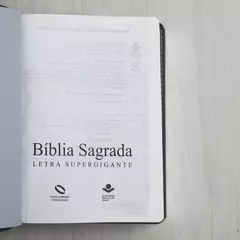 Biblia Sagrada | Letra Supergigante | NAA | Capa Luxo Cinza Peixe - comprar online