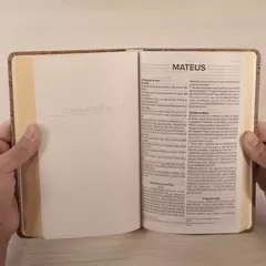 Biblia Sagrada | NVI | Letra Normal | Capa Luxo Madeira Escura - Livraria Página Virada