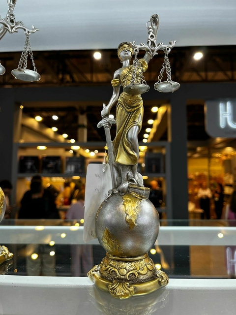 Escultura Decorativa Dama da Justiça de Resina 9cm x 31,5cm - comprar online