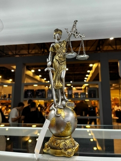 escultura Decorativa Dama da Justiça de Resina 7,5cm x 24cm - comprar online
