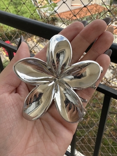 Presilha de flor na internet