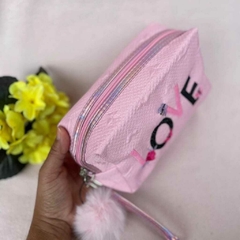Necessaire Love Com Pompom na internet