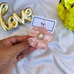 Piranha Flor Perolada Bianca Com Detalhe de Pérola - comprar online