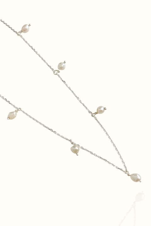 Colar choker pérolas caídas