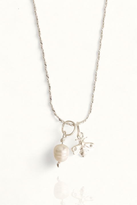 Colar pérola e abelha - comprar online