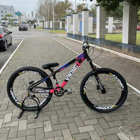 Bicicleta Alumínio Aro 26 VikingX Tuff 25, Kit Single, Freio Hidráulico GTA, Quadro 13 - Preto com Azul e Rosa
