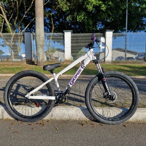 Bicicleta Alumínio Aro 26 GIOS FRX EVO, Kit Single, Suspensão Absolute, Freio Hidraulico, Quadro 13 - Branco com Roxo - comprar online