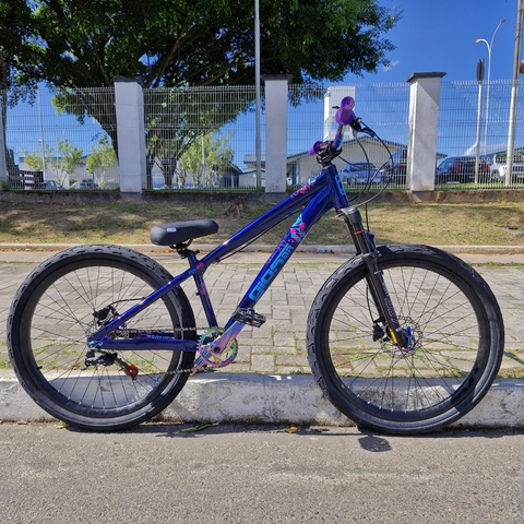 Bicicleta Alumínio Aro 26 GIOS FRX EVO, Cubo Camaleão Barulhento, Kit Single, Garfo Suspensão GTA Trava no Guidão, Freio Shimano MT200, Quadro 13 - Azul Marinho com Azul Claro e Rosa - comprar online