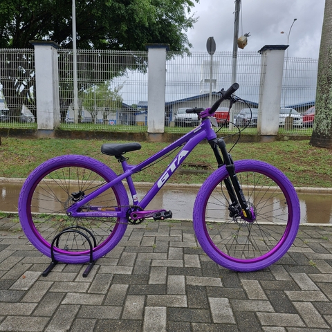 Bicicleta Alumínio Aro 26 GTA Gravity, Pedivela Integrado, Relação Single, Freio Hidraulico, Quadro 13,5" - Roxo com Pneus Roxo - comprar online