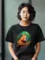 T-shirt preta com estampa de capivara e a frase "Capivara's Lifestyle" e "Bichos do Brasil"
