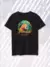 T-shirt plus size preta estampada com ilustração de capivara na mata atlântica com texto Capivara's lifestyle e Bichos do Brasil.