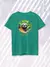 T-shirt estonada verde com estampa de um bicho-preguiça e a frase "modo preguiça on".