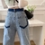 Pantalones con diseños laterales en internet