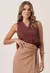Blusa sem mangas na cor marrom, com decote em V, modelagem cropped.