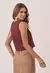 Blusa sem mangas na cor marrom, com decote em V, modelagem cropped.