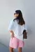 Modelo usando uma T-Shirt off white, oversize, com estampa orange.