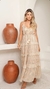 Vestido longo em tom bege, com detalhes dourado, com renda e franjas, modelagem leve e fluida.