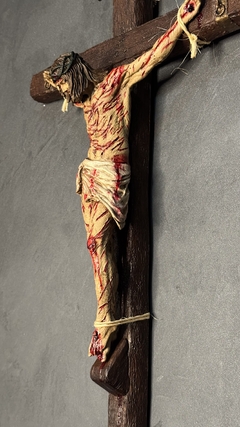 Crucifixo ultrarrealista Parede/mesa 65 cm Paixão de Cristo em resina premium na internet