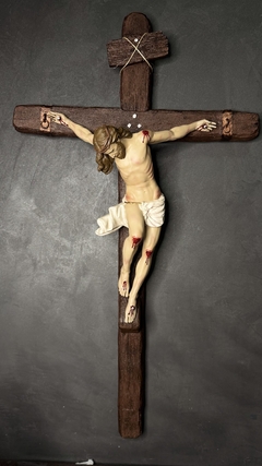Crucifixo de Parede 90 cm em resina premium