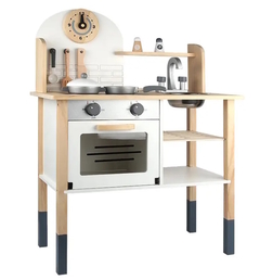Cocina con horno y despensa